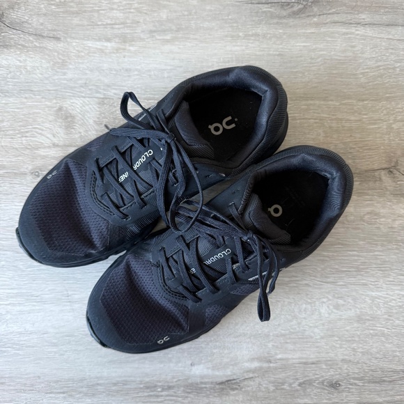 ON Women’s CLOUDRUNNER Black Waterprroof Running Shoe Size 7 - Picture 3 of 11